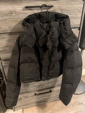 Lululemon Athletica CroppedBlack Puffer Jacket with Hood - Women Jackets & Coats